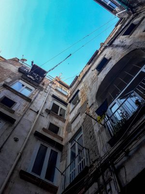 Cosa vedere a Napoli: Rione Sanità - case, cielo azzurro