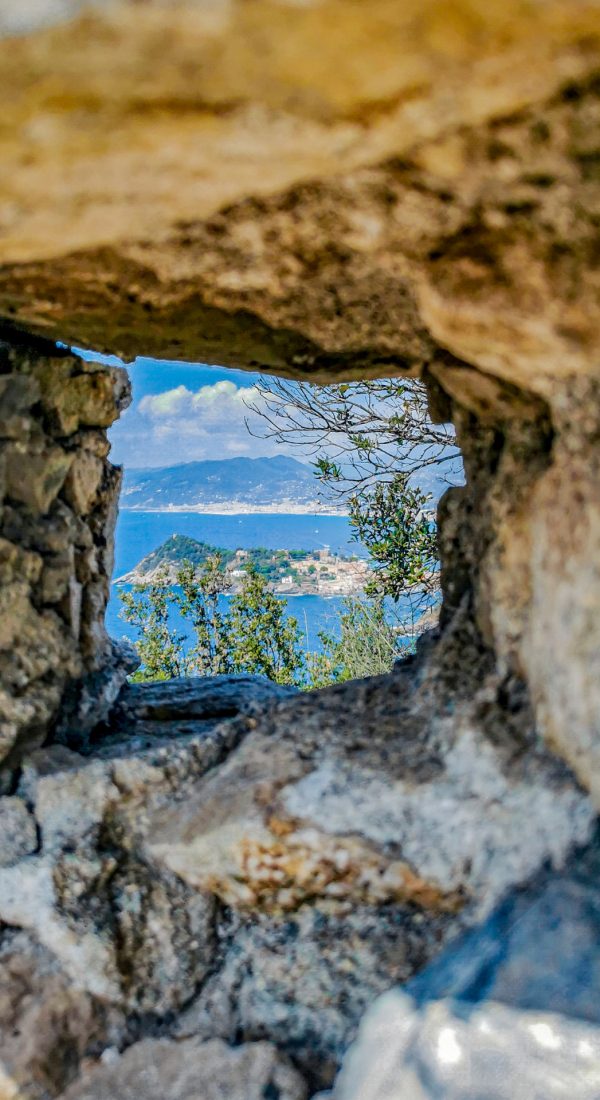 Trekking a Sestri Levante: Punta Manara - baia del silenzio tra una fessura, panorama, cielo e mare azzurro