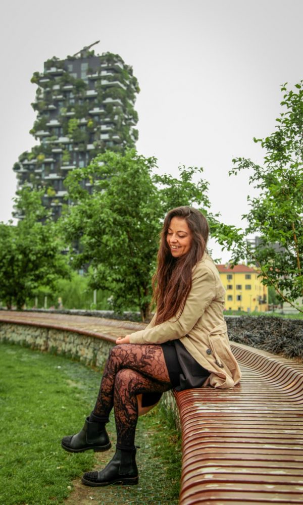 Milano, Bosco verticale Ragazza seduta, pachina, bosco verticale milano, verde